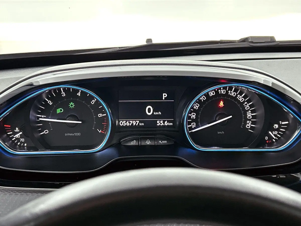 SUV Crossway 130pk Automaat | Navigatie | Panoramadak | Achteruitrijcamera | Leder/Alcantara | Climate Control | Cruise Control | Parkeersensoren | Grip Control | Apple Carplay / Android Aut