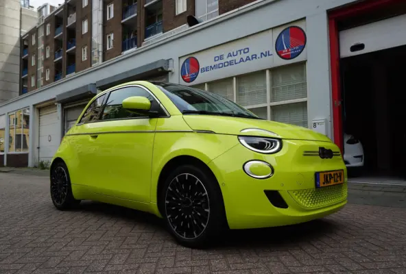 La Prima | Ultra Luxe | Leer | Panorama | Adaptive cruise + Lane | Apple Carplay | 17inck Sportvelgen | Full LED | Acid Yellow