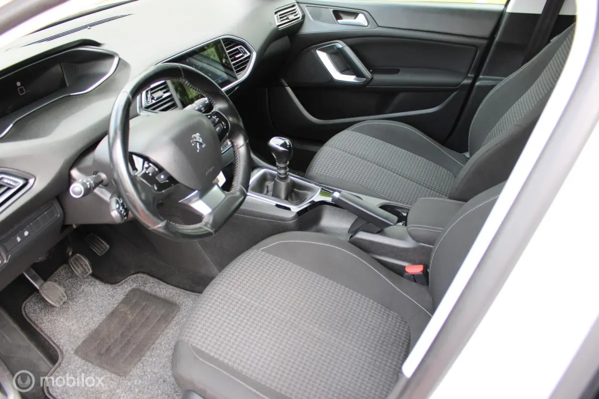 1.2 110 PK Turbo PureTech Blue Lease Active, Trekhaak, Pdc voor + achter + Camera, Cruise, Clima, Navi, App connect, Nieuwe Distributieriem !