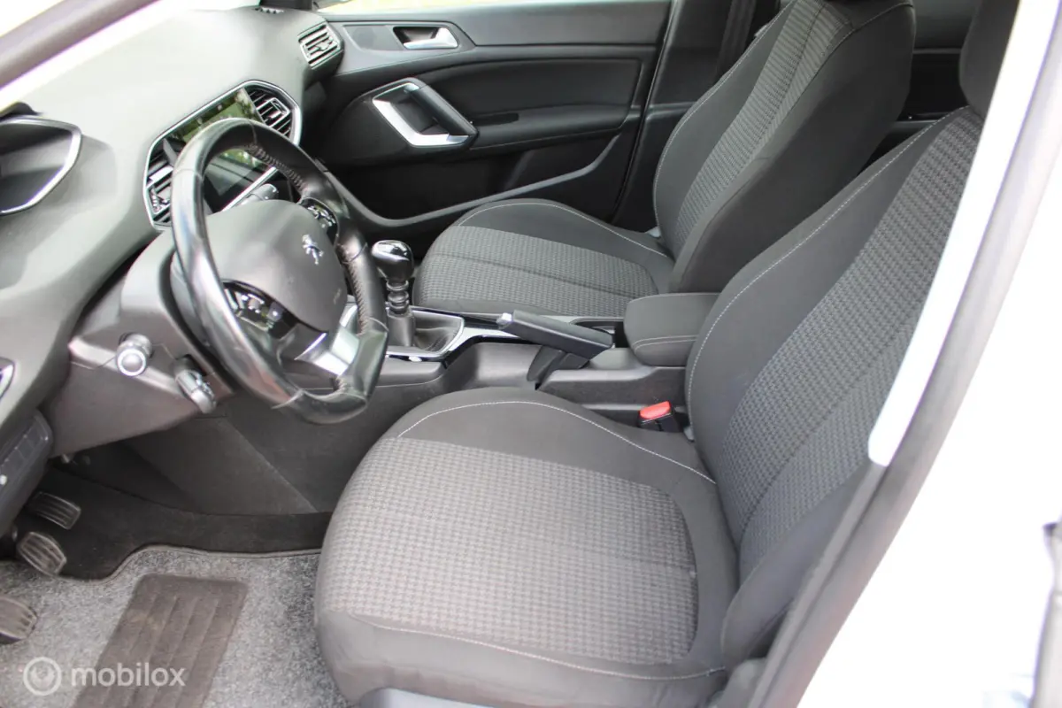 1.2 110 PK Turbo PureTech Blue Lease Active, Trekhaak, Pdc voor + achter + Camera, Cruise, Clima, Navi, App connect, Nieuwe Distributieriem !