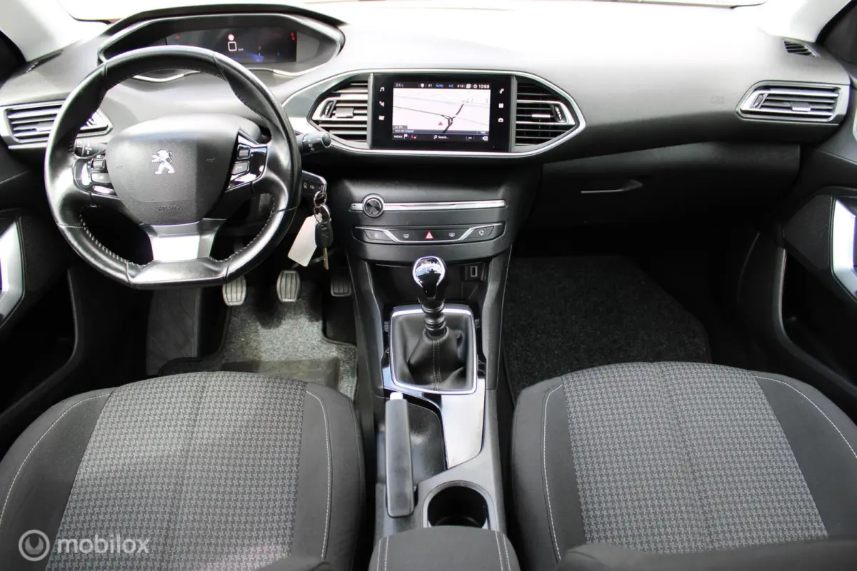1.2 110 PK Turbo PureTech Blue Lease Active, Trekhaak, Pdc voor + achter + Camera, Cruise, Clima, Navi, App connect, Nieuwe Distributieriem !