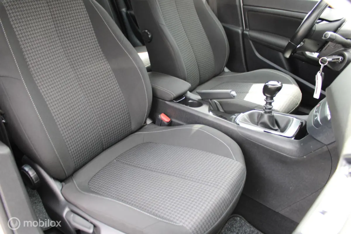 1.2 110 PK Turbo PureTech Blue Lease Active, Trekhaak, Pdc voor + achter + Camera, Cruise, Clima, Navi, App connect, Nieuwe Distributieriem !