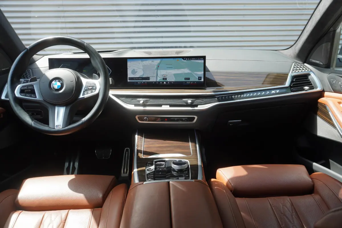 xDrive40i | 6 zitplaatsen | M Sportpakket | 21 inch LM M Dubbelspaak | Trekhaak met elektrisch wegklapbare kogel | Driving Assistant Professional | HIFI System Harman Kardon | Glazen panoram