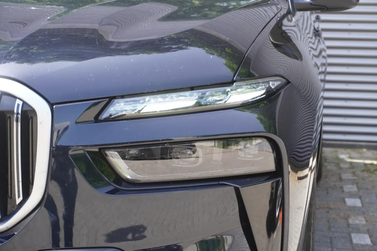 xDrive40i | 6 zitplaatsen | M Sportpakket | 21 inch LM M Dubbelspaak | Trekhaak met elektrisch wegklapbare kogel | Driving Assistant Professional | HIFI System Harman Kardon | Glazen panoram