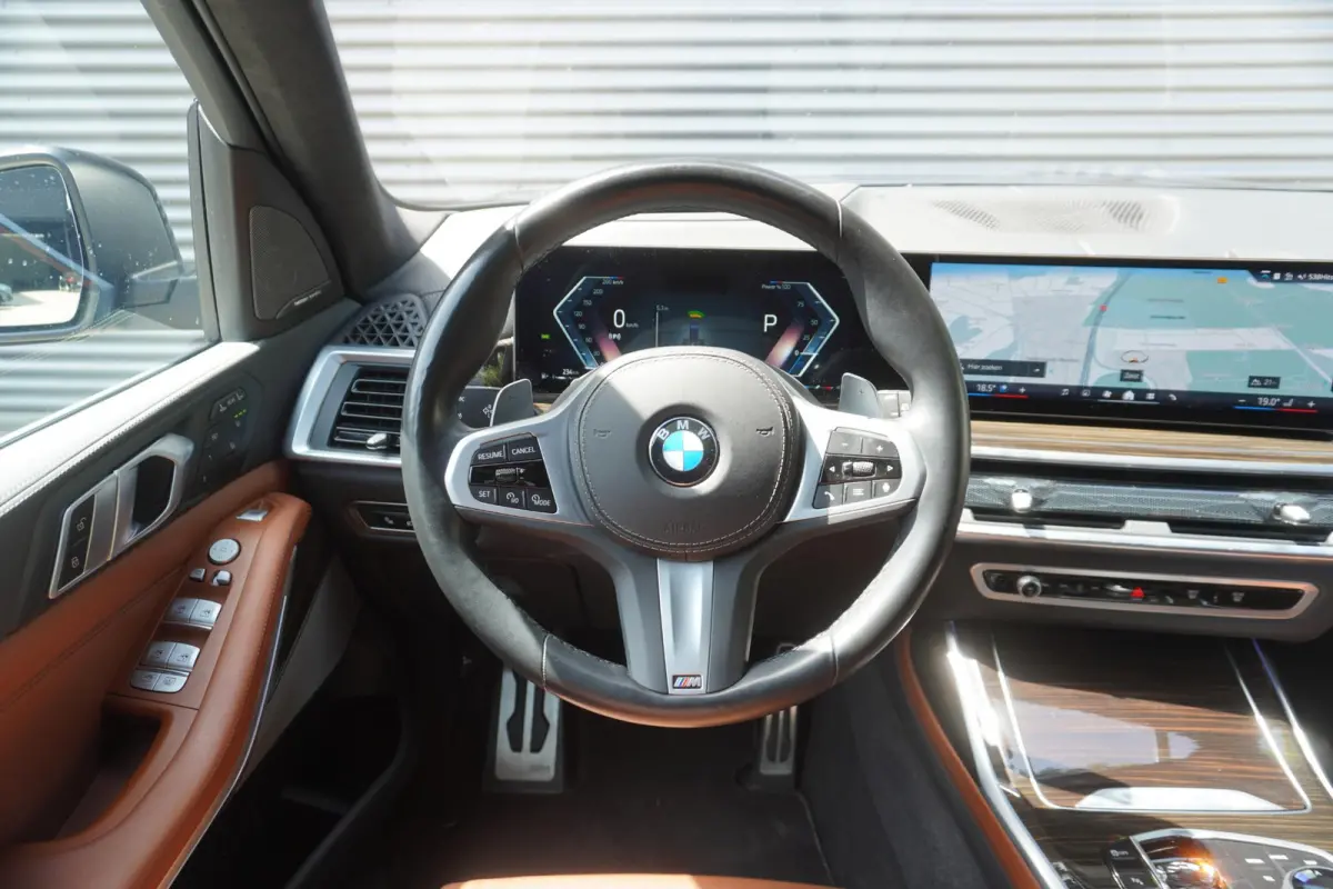 xDrive40i | 6 zitplaatsen | M Sportpakket | 21 inch LM M Dubbelspaak | Trekhaak met elektrisch wegklapbare kogel | Driving Assistant Professional | HIFI System Harman Kardon | Glazen panoram