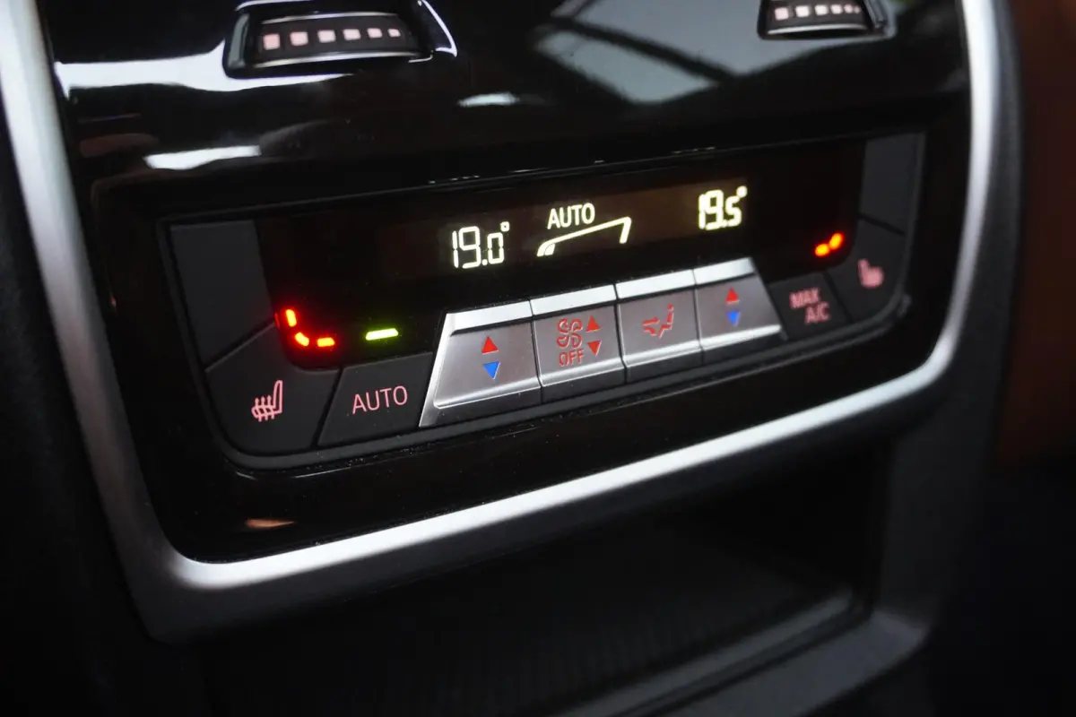 xDrive40i | 6 zitplaatsen | M Sportpakket | 21 inch LM M Dubbelspaak | Trekhaak met elektrisch wegklapbare kogel | Driving Assistant Professional | HIFI System Harman Kardon | Glazen panoram