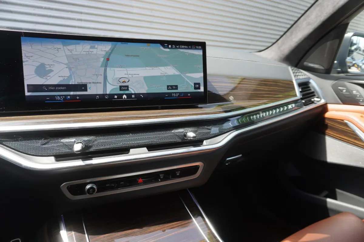 xDrive40i | 6 zitplaatsen | M Sportpakket | 21 inch LM M Dubbelspaak | Trekhaak met elektrisch wegklapbare kogel | Driving Assistant Professional | HIFI System Harman Kardon | Glazen panoram