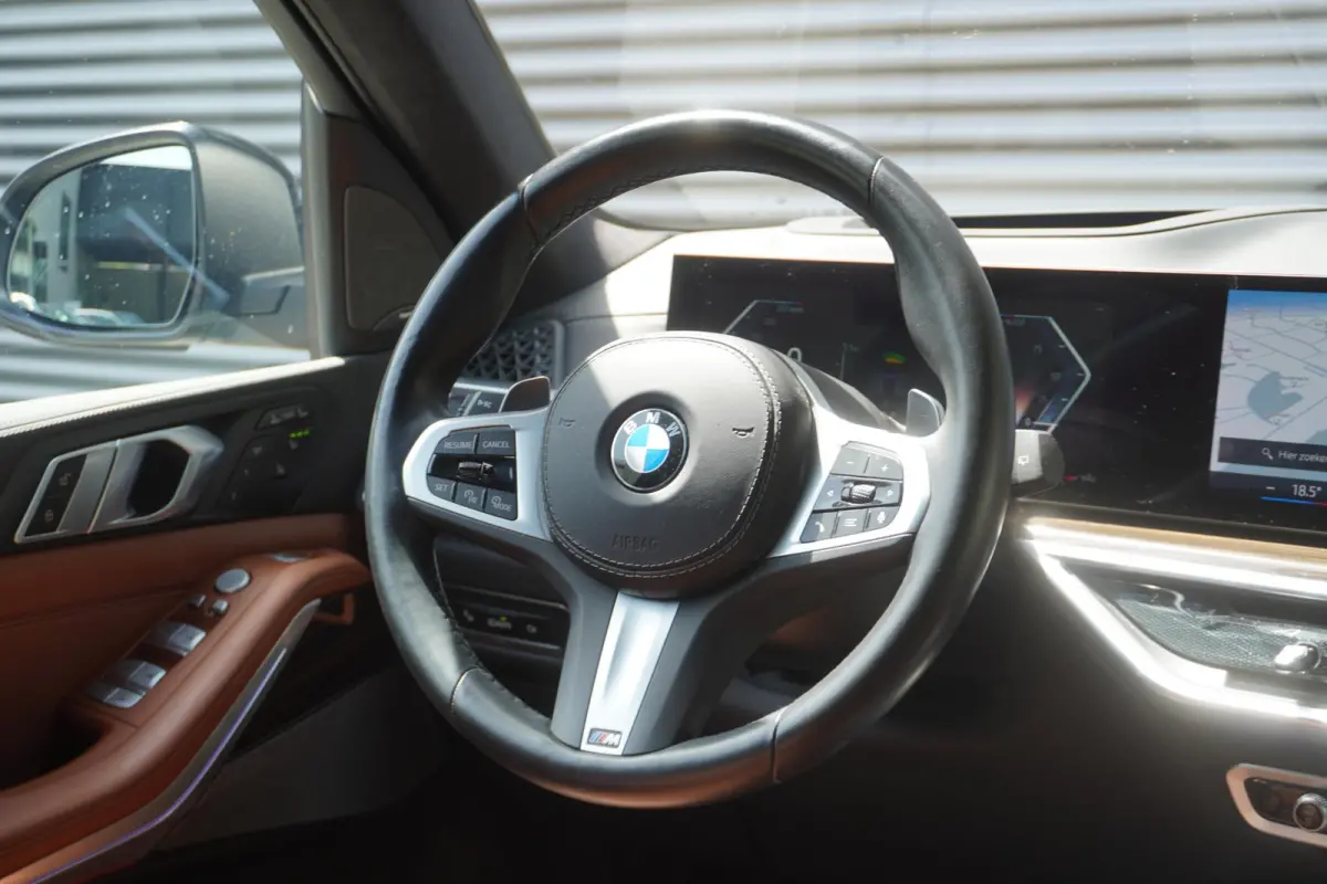 xDrive40i | 6 zitplaatsen | M Sportpakket | 21 inch LM M Dubbelspaak | Trekhaak met elektrisch wegklapbare kogel | Driving Assistant Professional | HIFI System Harman Kardon | Glazen panoram