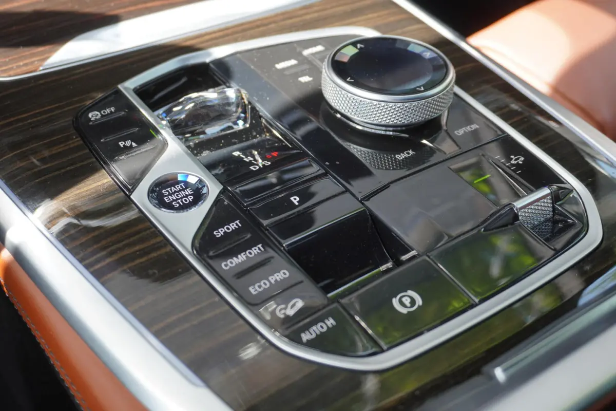 xDrive40i | 6 zitplaatsen | M Sportpakket | 21 inch LM M Dubbelspaak | Trekhaak met elektrisch wegklapbare kogel | Driving Assistant Professional | HIFI System Harman Kardon | Glazen panoram