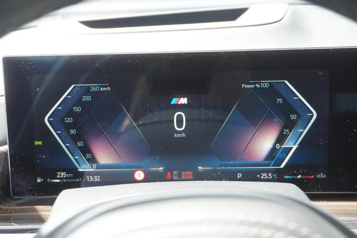 xDrive40i | 6 zitplaatsen | M Sportpakket | 21 inch LM M Dubbelspaak | Trekhaak met elektrisch wegklapbare kogel | Driving Assistant Professional | HIFI System Harman Kardon | Glazen panoram