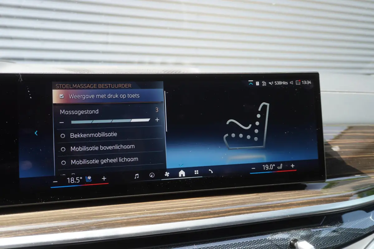 xDrive40i | 6 zitplaatsen | M Sportpakket | 21 inch LM M Dubbelspaak | Trekhaak met elektrisch wegklapbare kogel | Driving Assistant Professional | HIFI System Harman Kardon | Glazen panoram