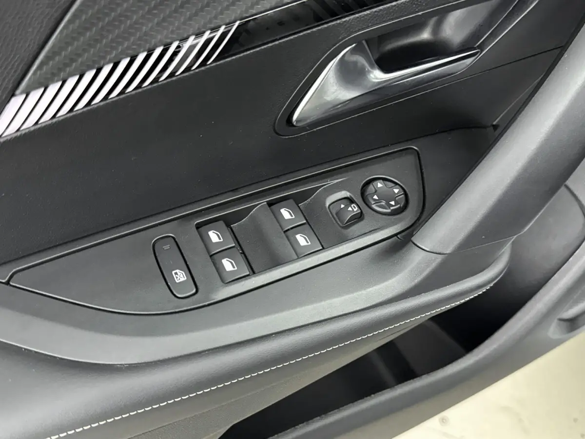 SUV 100pk Allure | Navigatie | CarPlay | Parkeerhulp | LED Koplampen