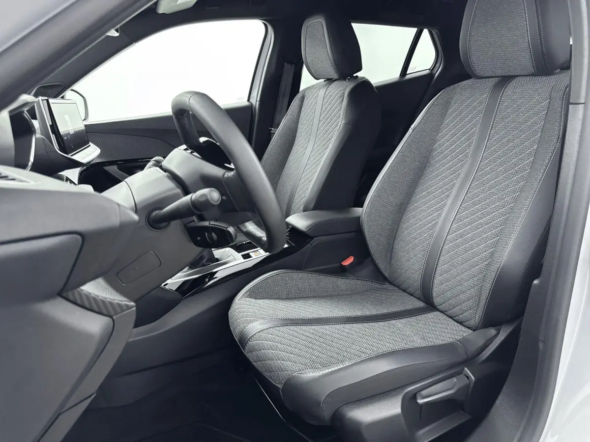 SUV 100pk Allure | Navigatie | CarPlay | Parkeerhulp | LED Koplampen