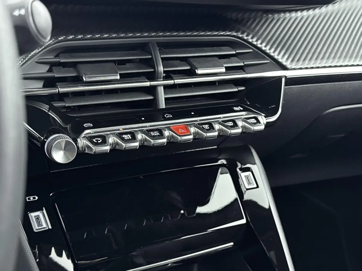 SUV 100pk Allure | Navigatie | CarPlay | Parkeerhulp | LED Koplampen
