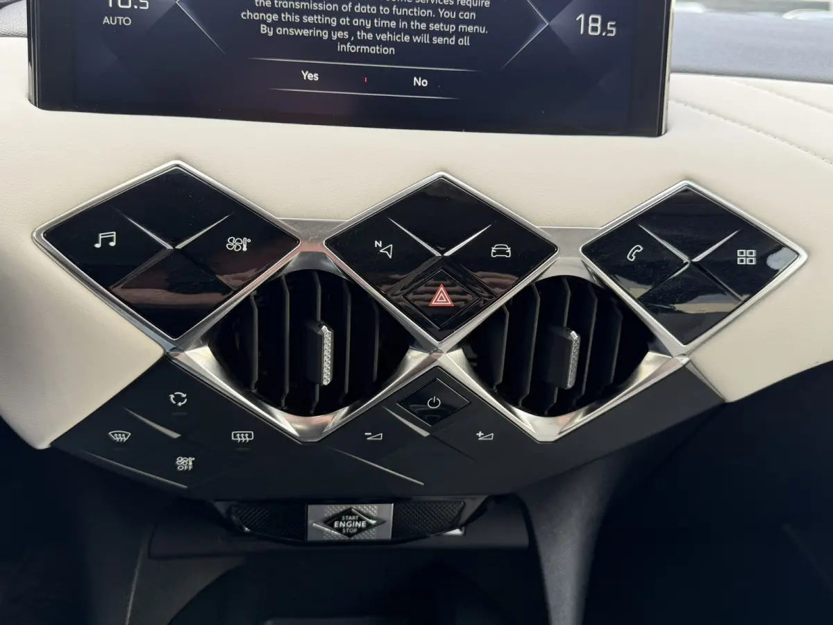 1.2 PureTech So Chic Camera Navigatie Carplay DAB Cruise Leder Lane assist