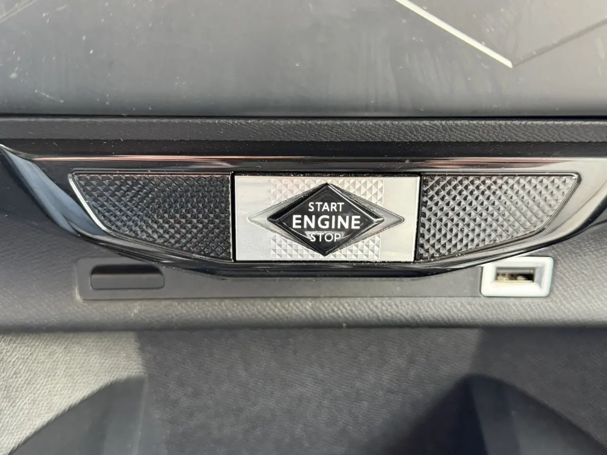 1.2 PureTech So Chic Camera Navigatie Carplay DAB Cruise Leder Lane assist