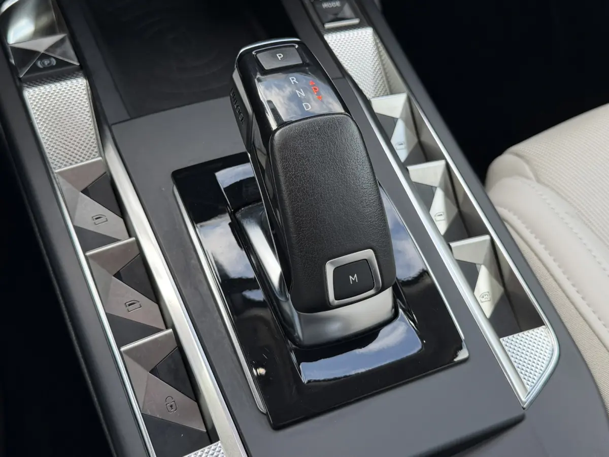 1.2 PureTech So Chic Camera Navigatie Carplay DAB Cruise Leder Lane assist