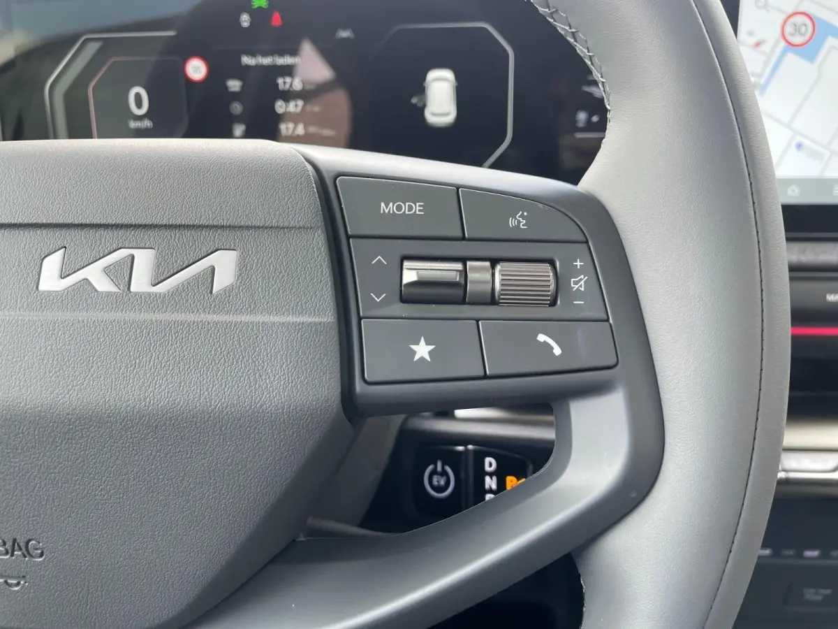 Plus Advanced 42.2 kWh DEMO MODEL PER DIRECT BESCHIKBAAR | Navigatie | Climate control | Elektrische stoel verstelling | Stoel + Stuur verwarming | 308Km WLTP |