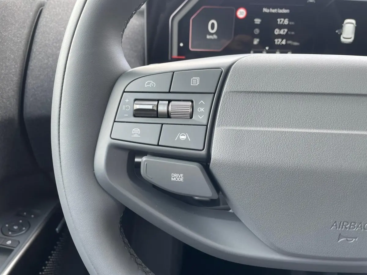 Plus Advanced 42.2 kWh DEMO MODEL PER DIRECT BESCHIKBAAR | Navigatie | Climate control | Elektrische stoel verstelling | Stoel + Stuur verwarming | 308Km WLTP |