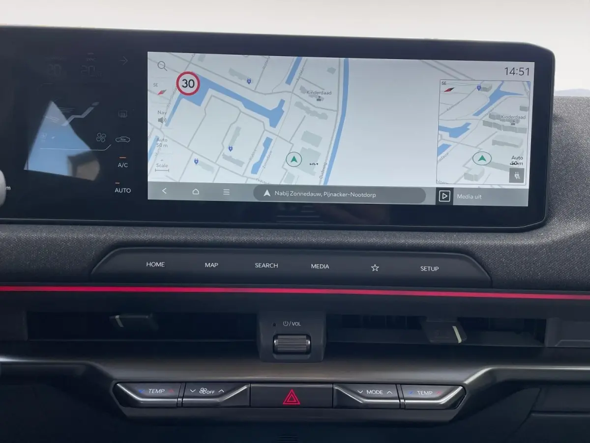 Plus Advanced 42.2 kWh DEMO MODEL PER DIRECT BESCHIKBAAR | Navigatie | Climate control | Elektrische stoel verstelling | Stoel + Stuur verwarming | 308Km WLTP |