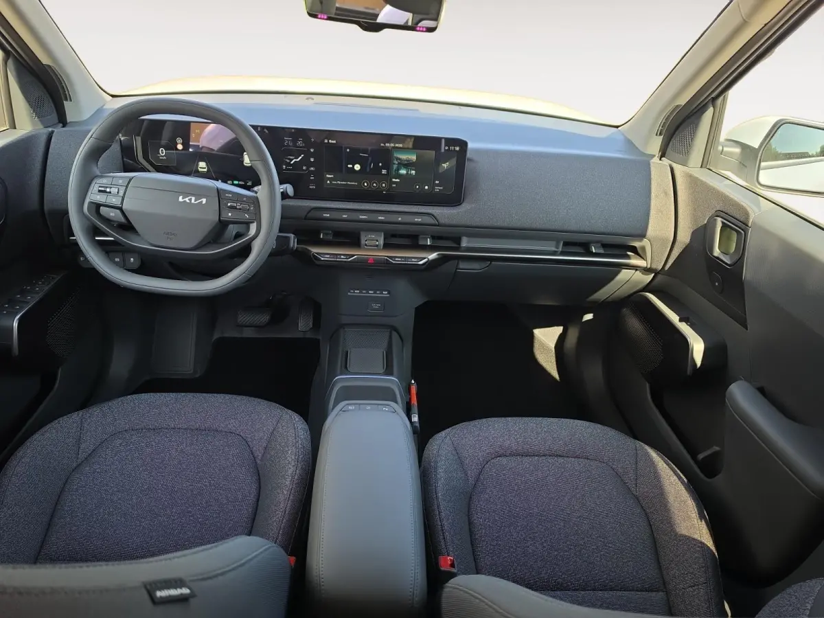 Plus 42.2 kWh | Navigatie | Climate control | Stoel + Stuurverwarming | Parkeer sensoren voor + achter | Parkeer camera achter | DEMO