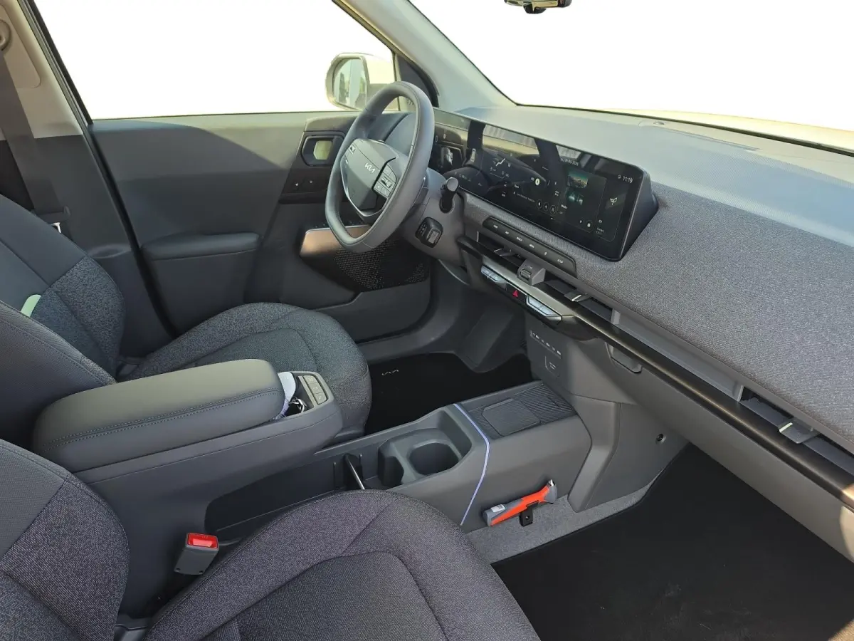 Plus 42.2 kWh | Navigatie | Climate control | Stoel + Stuurverwarming | Parkeer sensoren voor + achter | Parkeer camera achter | DEMO