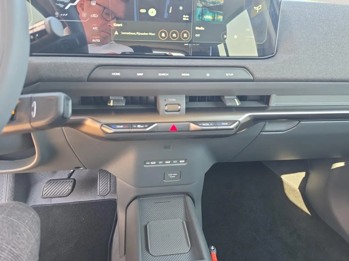 Plus 42.2 kWh | Navigatie | Climate control | Stoel + Stuurverwarming | Parkeer sensoren voor + achter | Parkeer camera achter | DEMO