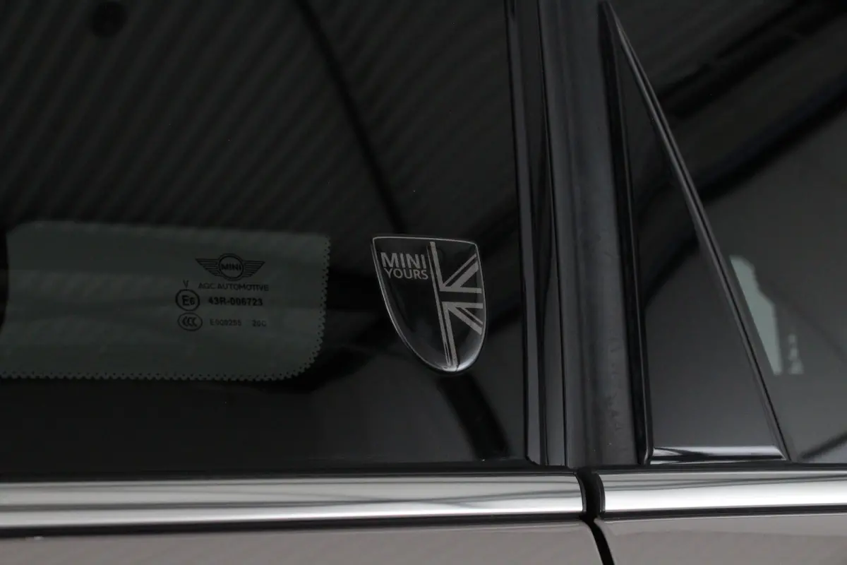 Mini 2.0 S Yours > Zwart Dak/Leer/Rooftop Grey/Stoelverwarming