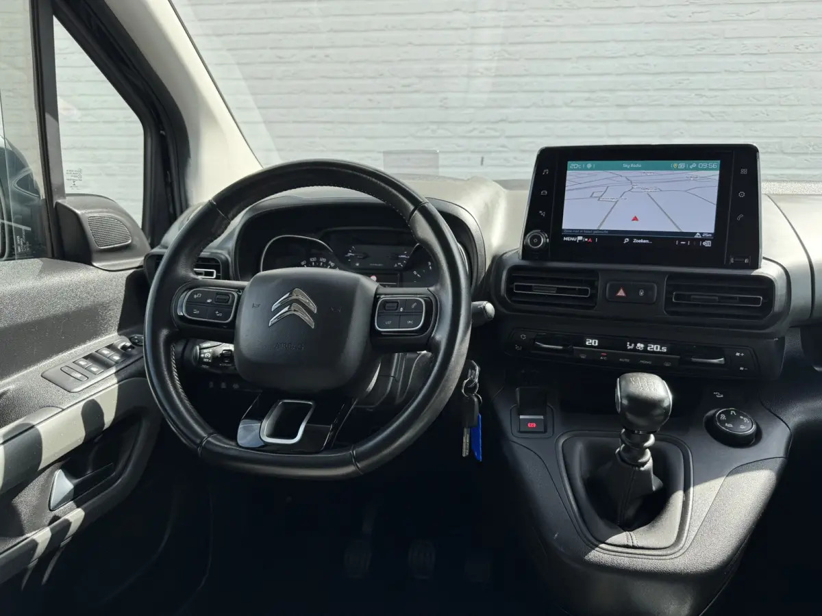 XL 1.2 PureTech Shine 7p Trekhaak All-Season Banden, Carplay, Navi, Parkeersensoren, Climate Control