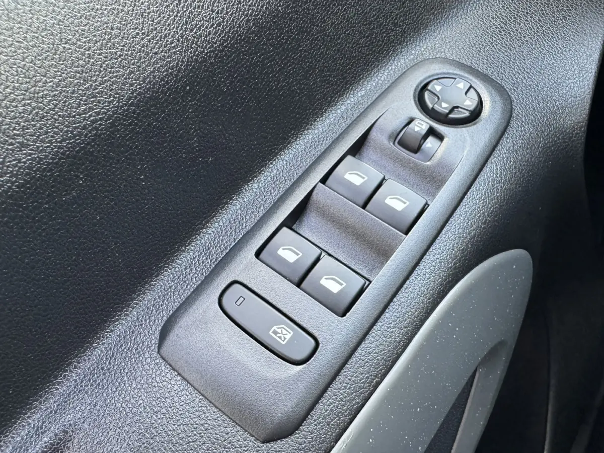 XL 1.2 PureTech Shine 7p Trekhaak All-Season Banden, Carplay, Navi, Parkeersensoren, Climate Control