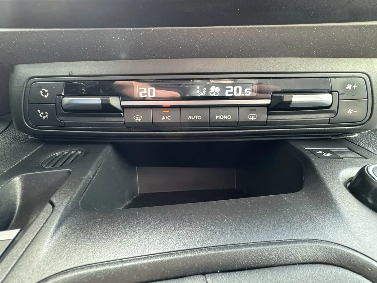 XL 1.2 PureTech Shine 7p Trekhaak All-Season Banden, Carplay, Navi, Parkeersensoren, Climate Control