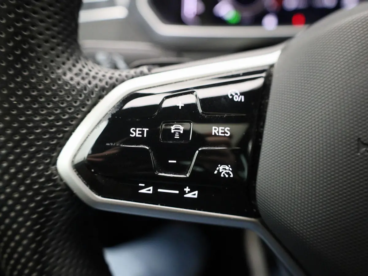 1.4 TSI eHybrid R-Line Business+ 245 PK| Dealeronderhouden | SoH 91,5%  Panoramadak | Trekhaak | Navigatie Pro | Achteruitrijcamera | Achterklep Elektrisch | 20 Inch Velgen