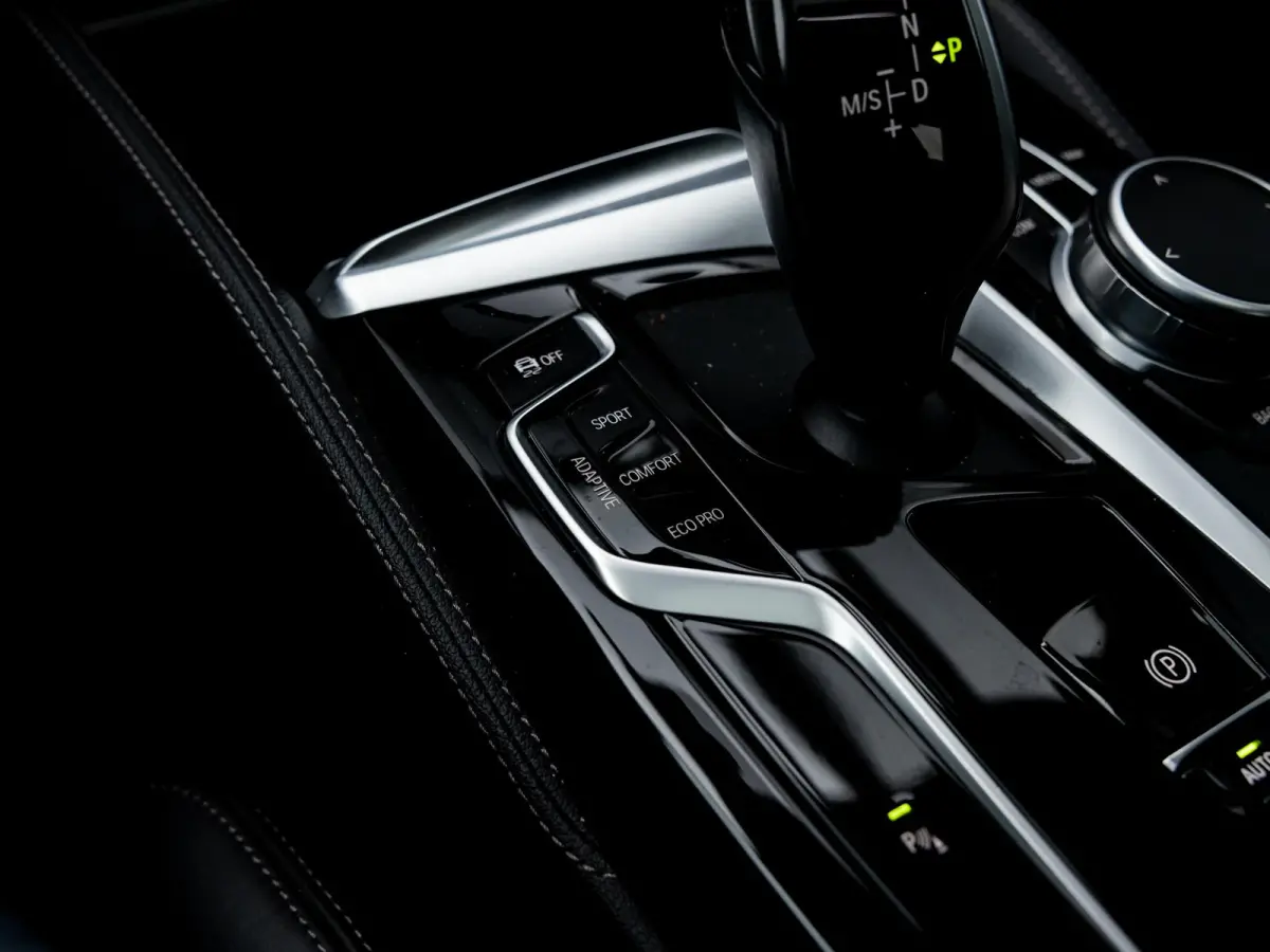 M550i xDrive High Executive | HARMAN KARDON | COMFORT ACCES | BMW LASER LIGHT | 20 INCH | SCHUIF-KANTELDAK | ADAPTIVE CRUISE CONTROL | VOLLEDIG BMW DEALER ONDERHOUDEN | SOPHISTO GRAU |