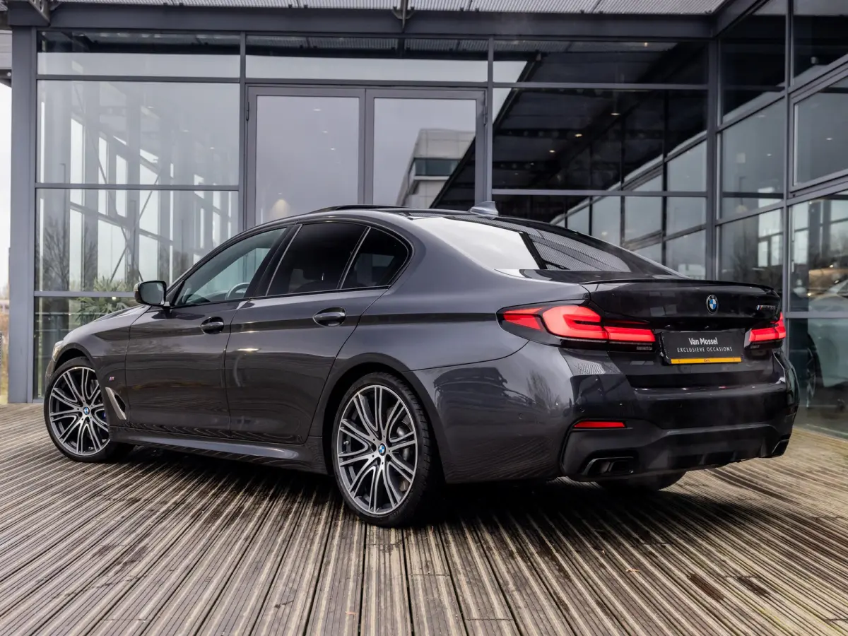 M550i xDrive High Executive | HARMAN KARDON | COMFORT ACCES | BMW LASER LIGHT | 20 INCH | SCHUIF-KANTELDAK | ADAPTIVE CRUISE CONTROL | VOLLEDIG BMW DEALER ONDERHOUDEN | SOPHISTO GRAU |