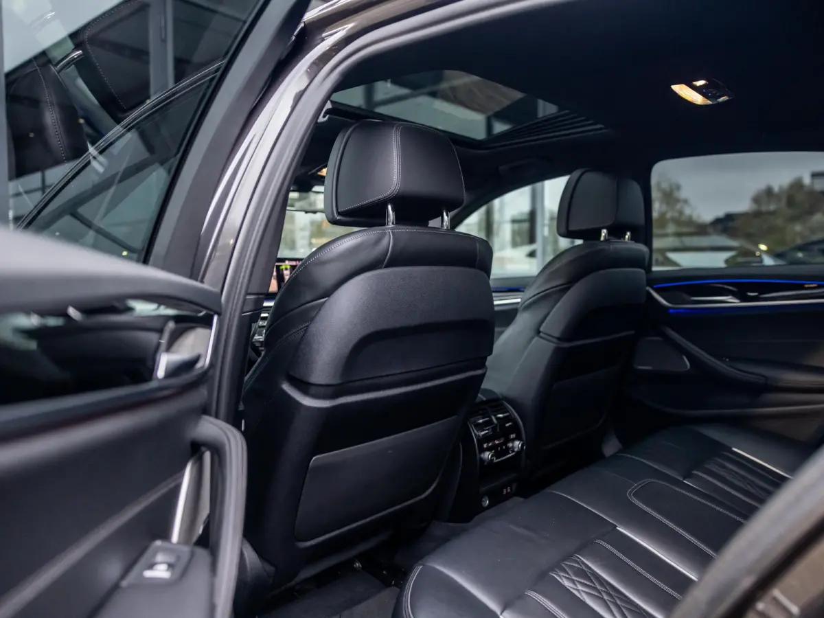 M550i xDrive High Executive | HARMAN KARDON | COMFORT ACCES | BMW LASER LIGHT | 20 INCH | SCHUIF-KANTELDAK | ADAPTIVE CRUISE CONTROL | VOLLEDIG BMW DEALER ONDERHOUDEN | SOPHISTO GRAU |