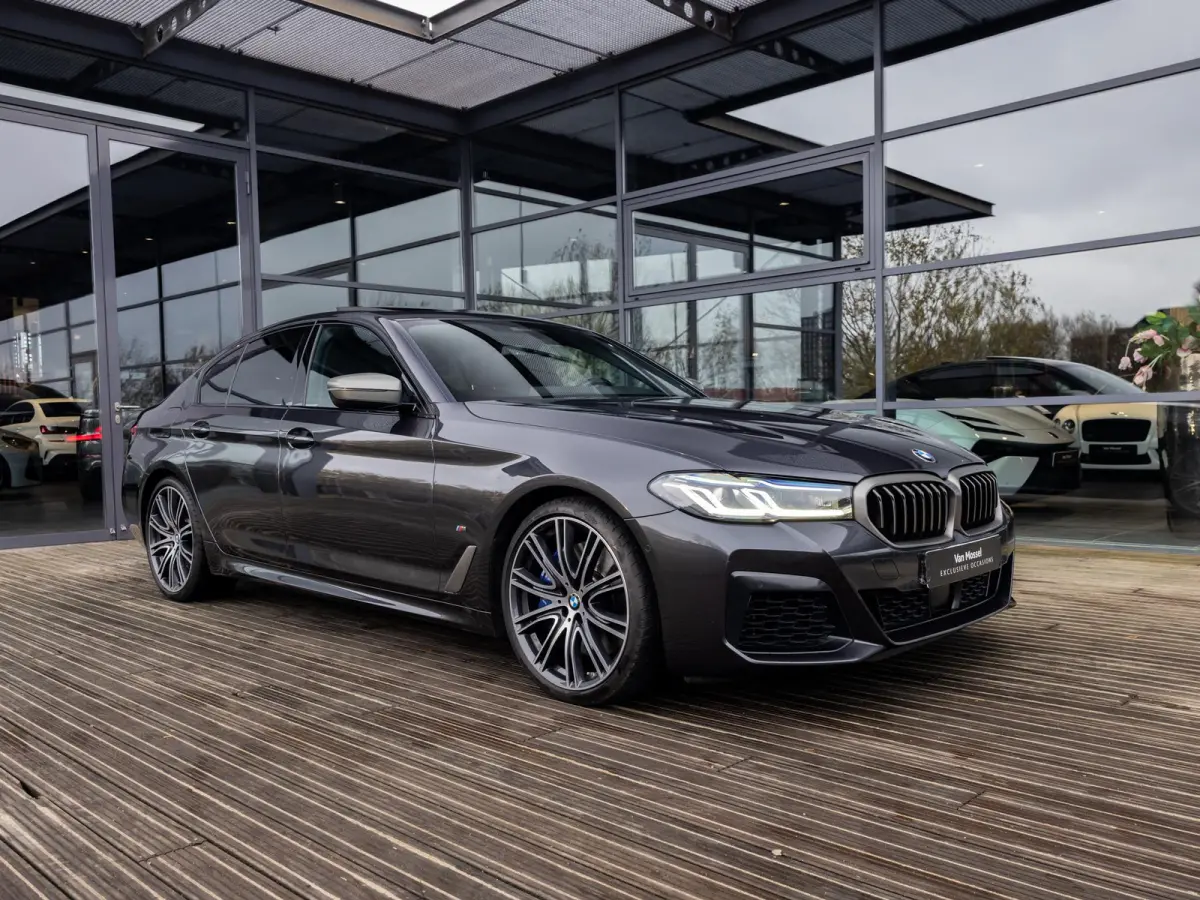 M550i xDrive High Executive | HARMAN KARDON | COMFORT ACCES | BMW LASER LIGHT | 20 INCH | SCHUIF-KANTELDAK | ADAPTIVE CRUISE CONTROL | VOLLEDIG BMW DEALER ONDERHOUDEN | SOPHISTO GRAU |