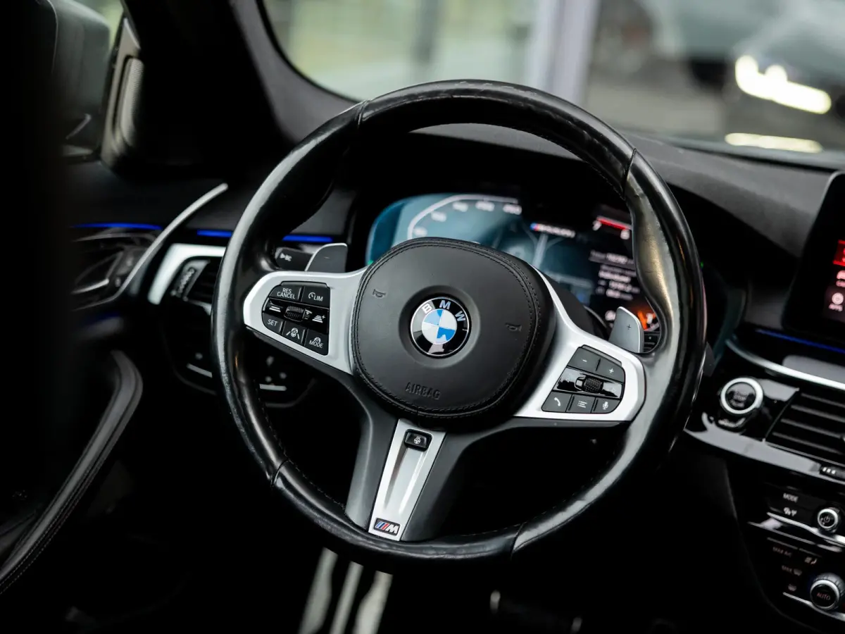 M550i xDrive High Executive | HARMAN KARDON | COMFORT ACCES | BMW LASER LIGHT | 20 INCH | SCHUIF-KANTELDAK | ADAPTIVE CRUISE CONTROL | VOLLEDIG BMW DEALER ONDERHOUDEN | SOPHISTO GRAU |