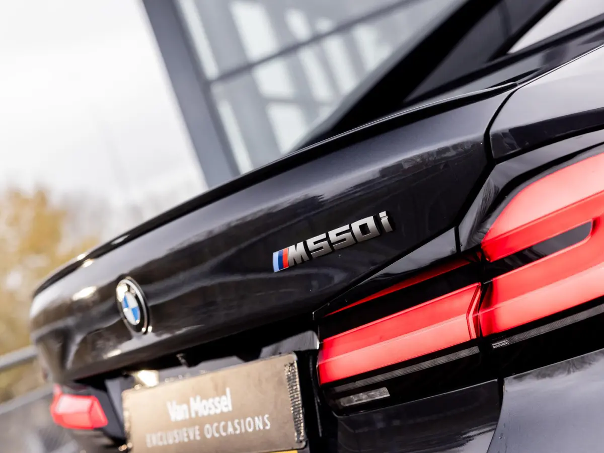 M550i xDrive High Executive | HARMAN KARDON | COMFORT ACCES | BMW LASER LIGHT | 20 INCH | SCHUIF-KANTELDAK | ADAPTIVE CRUISE CONTROL | VOLLEDIG BMW DEALER ONDERHOUDEN | SOPHISTO GRAU |