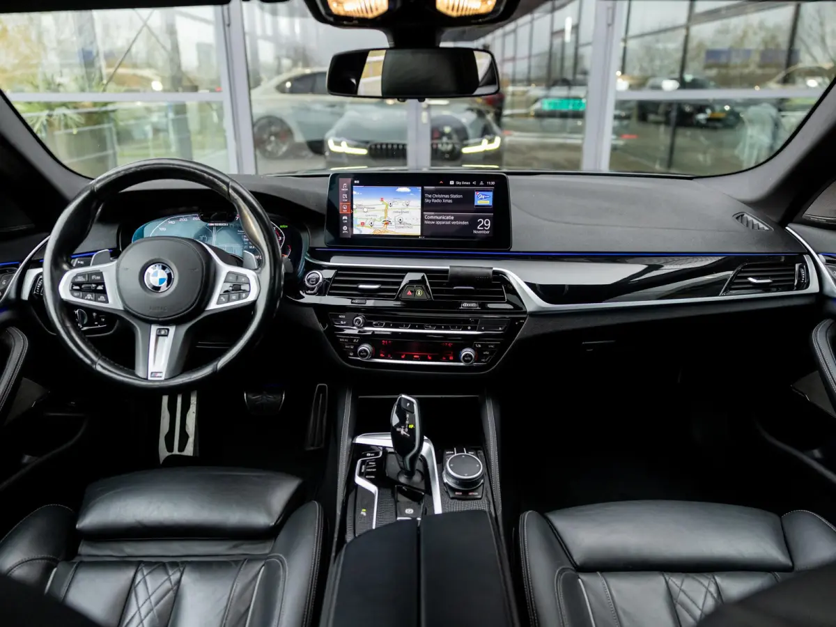 M550i xDrive High Executive | HARMAN KARDON | COMFORT ACCES | BMW LASER LIGHT | 20 INCH | SCHUIF-KANTELDAK | ADAPTIVE CRUISE CONTROL | VOLLEDIG BMW DEALER ONDERHOUDEN | SOPHISTO GRAU |