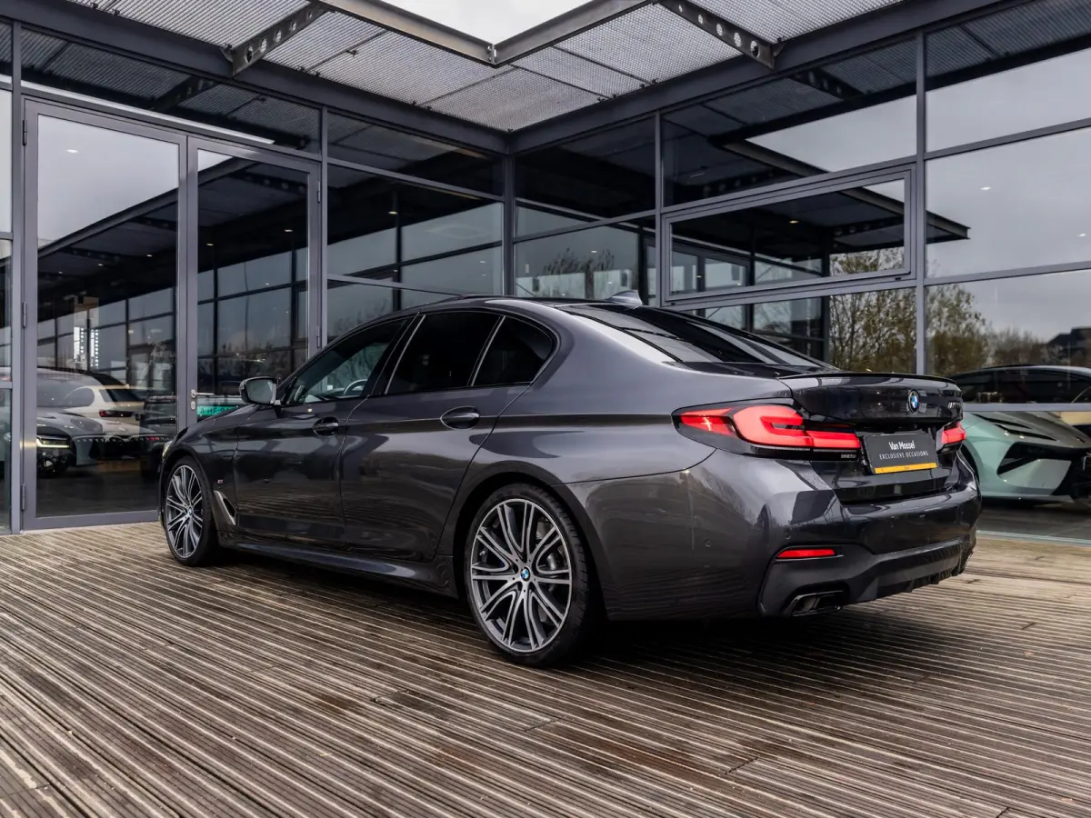 M550i xDrive High Executive | HARMAN KARDON | COMFORT ACCES | BMW LASER LIGHT | 20 INCH | SCHUIF-KANTELDAK | ADAPTIVE CRUISE CONTROL | VOLLEDIG BMW DEALER ONDERHOUDEN | SOPHISTO GRAU |