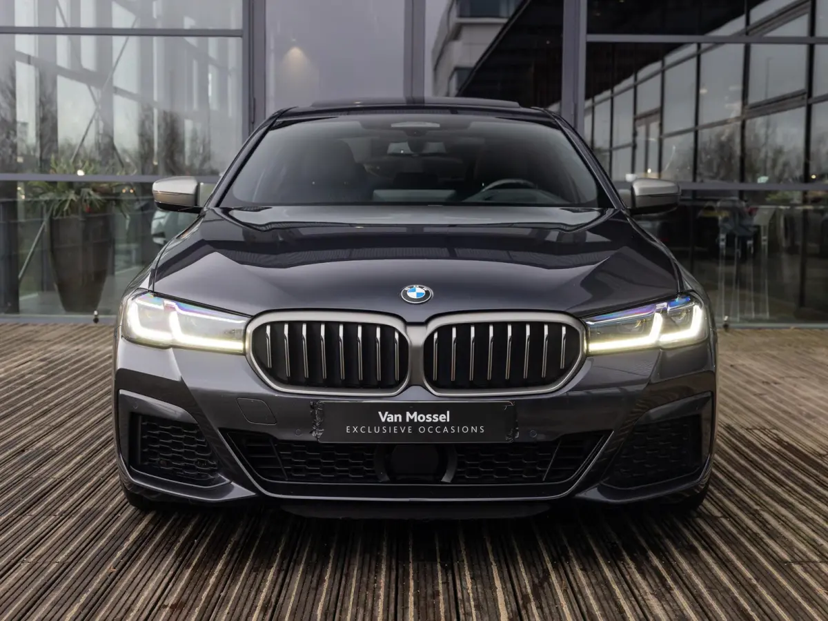 M550i xDrive High Executive | HARMAN KARDON | COMFORT ACCES | BMW LASER LIGHT | 20 INCH | SCHUIF-KANTELDAK | ADAPTIVE CRUISE CONTROL | VOLLEDIG BMW DEALER ONDERHOUDEN | SOPHISTO GRAU |