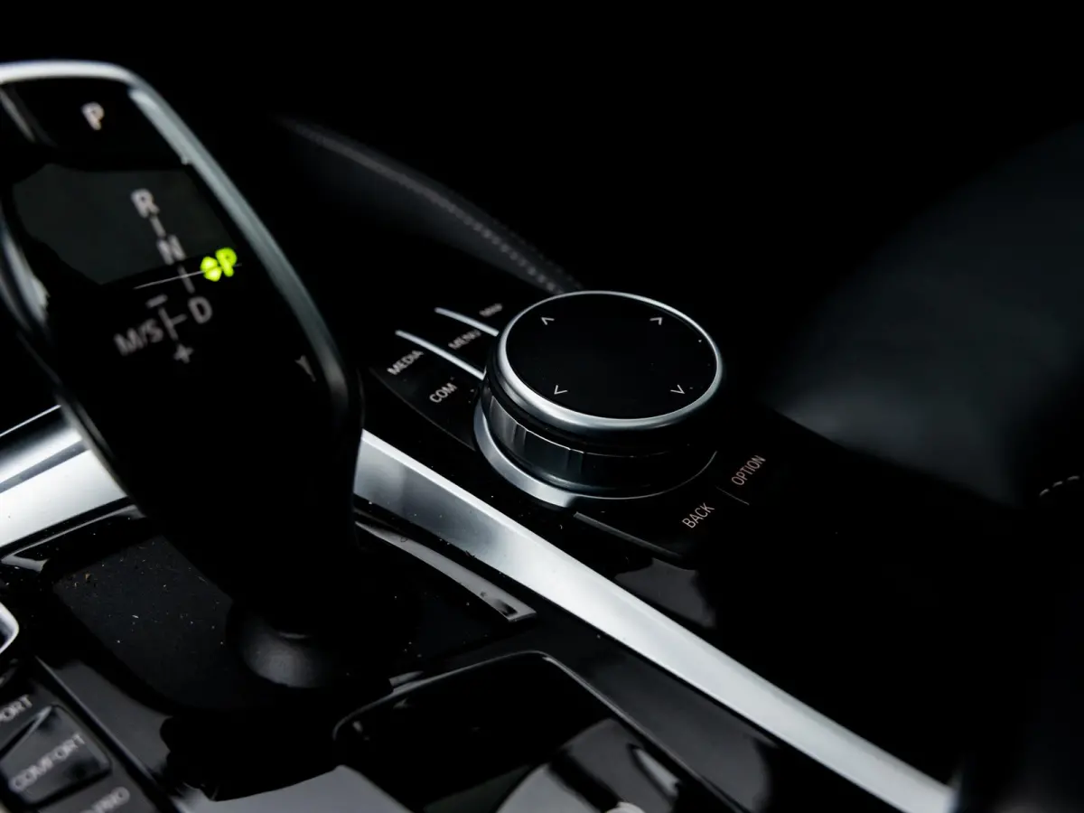 M550i xDrive High Executive | HARMAN KARDON | COMFORT ACCES | BMW LASER LIGHT | 20 INCH | SCHUIF-KANTELDAK | ADAPTIVE CRUISE CONTROL | VOLLEDIG BMW DEALER ONDERHOUDEN | SOPHISTO GRAU |