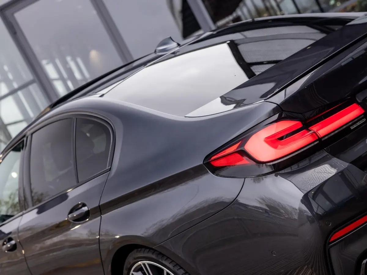 M550i xDrive High Executive | HARMAN KARDON | COMFORT ACCES | BMW LASER LIGHT | 20 INCH | SCHUIF-KANTELDAK | ADAPTIVE CRUISE CONTROL | VOLLEDIG BMW DEALER ONDERHOUDEN | SOPHISTO GRAU |