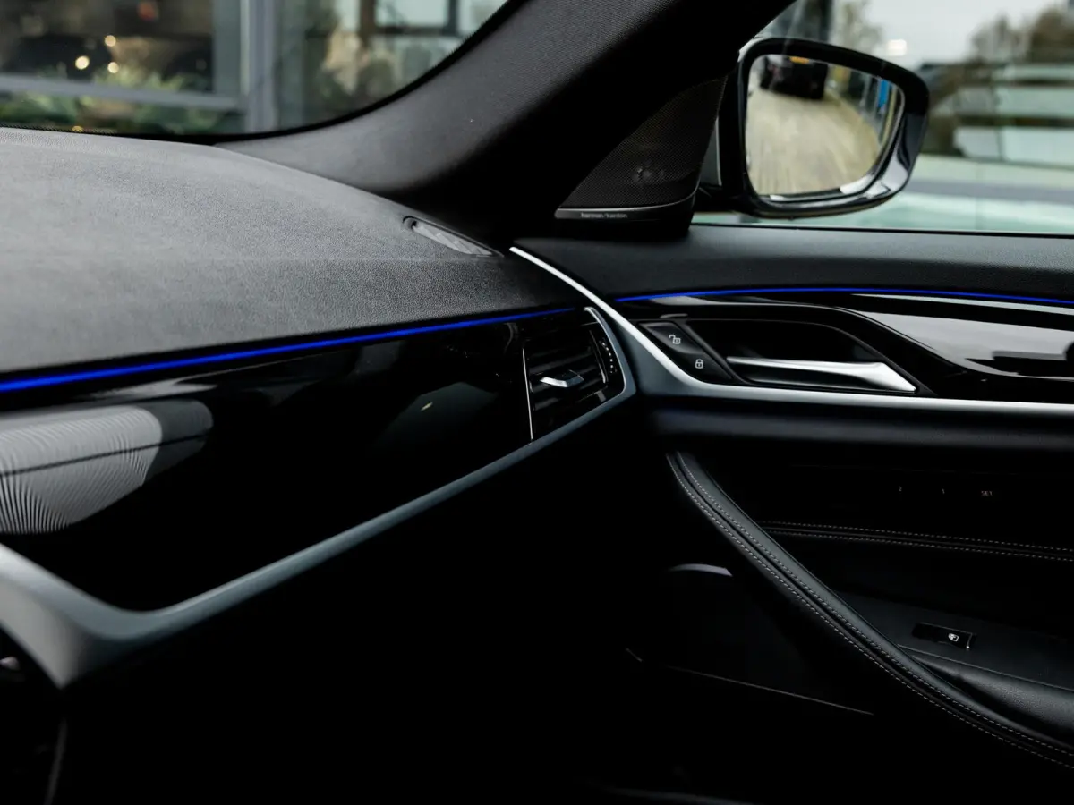 M550i xDrive High Executive | HARMAN KARDON | COMFORT ACCES | BMW LASER LIGHT | 20 INCH | SCHUIF-KANTELDAK | ADAPTIVE CRUISE CONTROL | VOLLEDIG BMW DEALER ONDERHOUDEN | SOPHISTO GRAU |