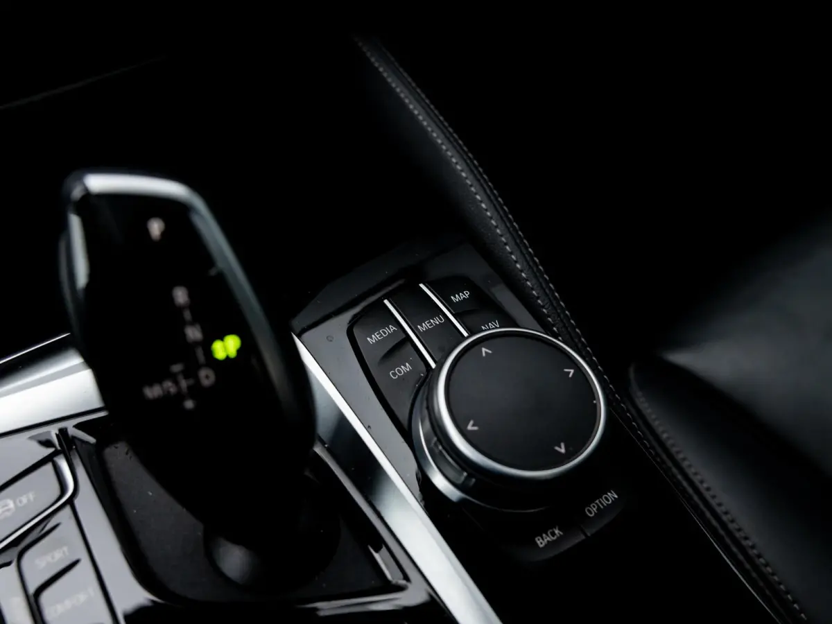 M550i xDrive High Executive | HARMAN KARDON | COMFORT ACCES | BMW LASER LIGHT | 20 INCH | SCHUIF-KANTELDAK | ADAPTIVE CRUISE CONTROL | VOLLEDIG BMW DEALER ONDERHOUDEN | SOPHISTO GRAU |
