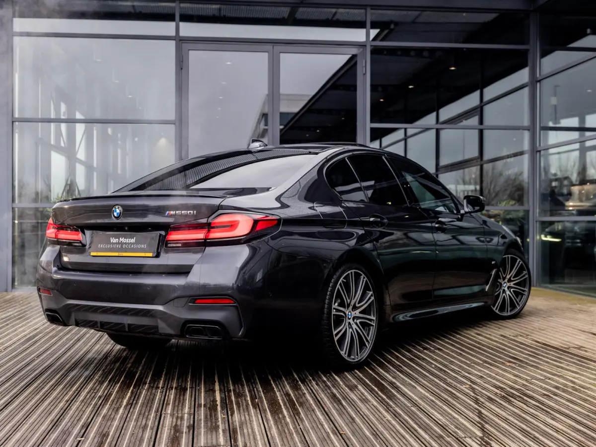 M550i xDrive High Executive | HARMAN KARDON | COMFORT ACCES | BMW LASER LIGHT | 20 INCH | SCHUIF-KANTELDAK | ADAPTIVE CRUISE CONTROL | VOLLEDIG BMW DEALER ONDERHOUDEN | SOPHISTO GRAU |