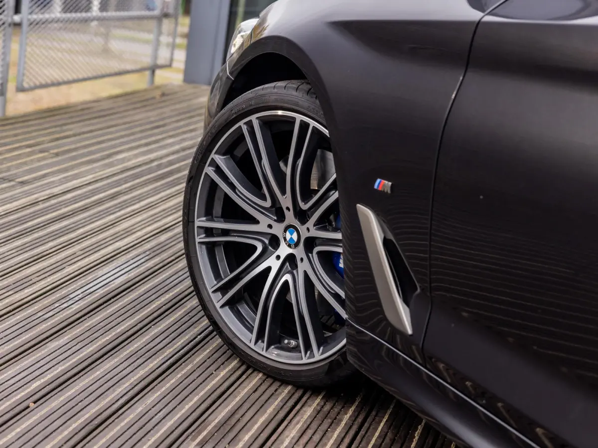 M550i xDrive High Executive | HARMAN KARDON | COMFORT ACCES | BMW LASER LIGHT | 20 INCH | SCHUIF-KANTELDAK | ADAPTIVE CRUISE CONTROL | VOLLEDIG BMW DEALER ONDERHOUDEN | SOPHISTO GRAU |