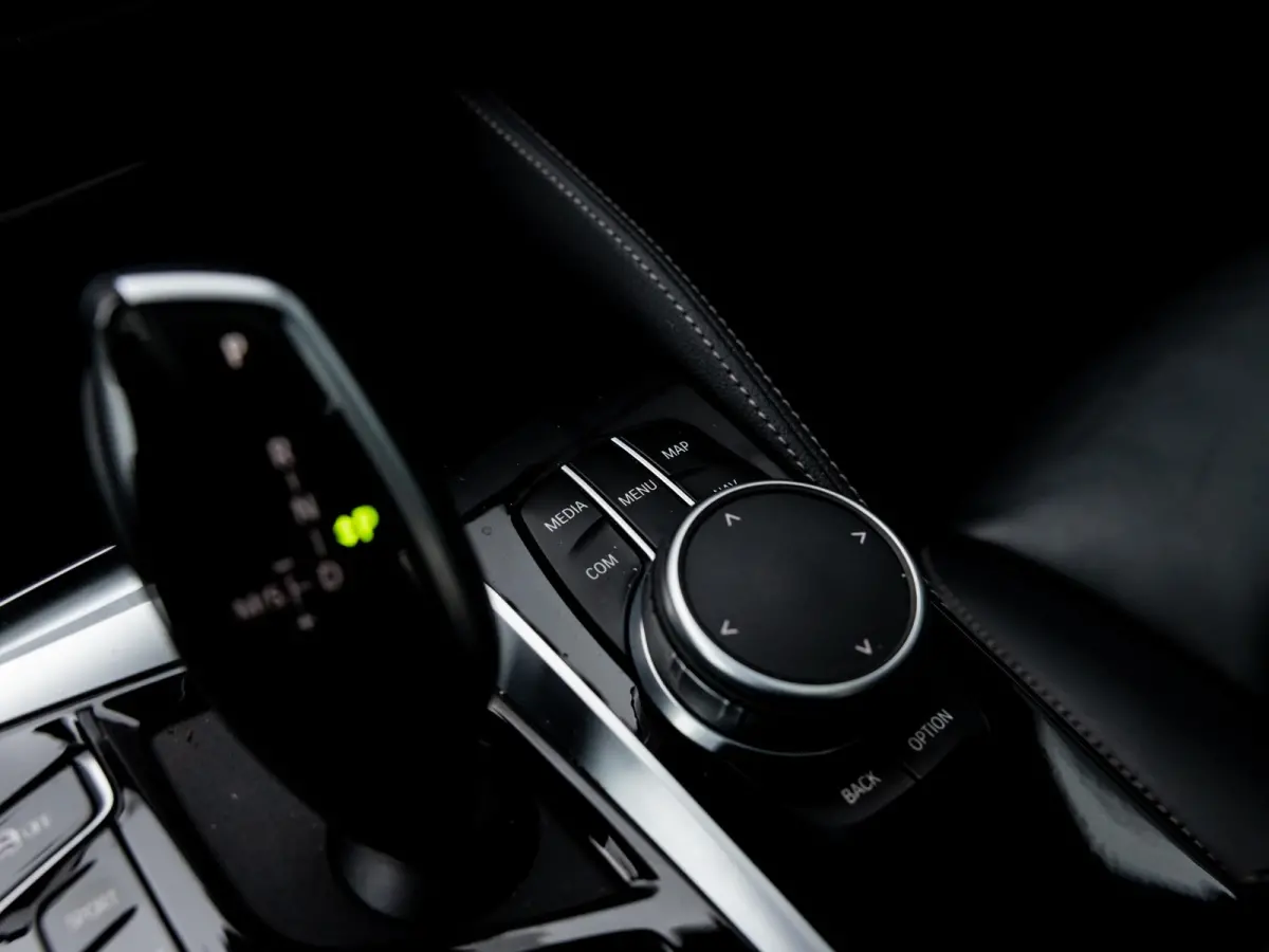 M550i xDrive High Executive | HARMAN KARDON | COMFORT ACCES | BMW LASER LIGHT | 20 INCH | SCHUIF-KANTELDAK | ADAPTIVE CRUISE CONTROL | VOLLEDIG BMW DEALER ONDERHOUDEN | SOPHISTO GRAU |