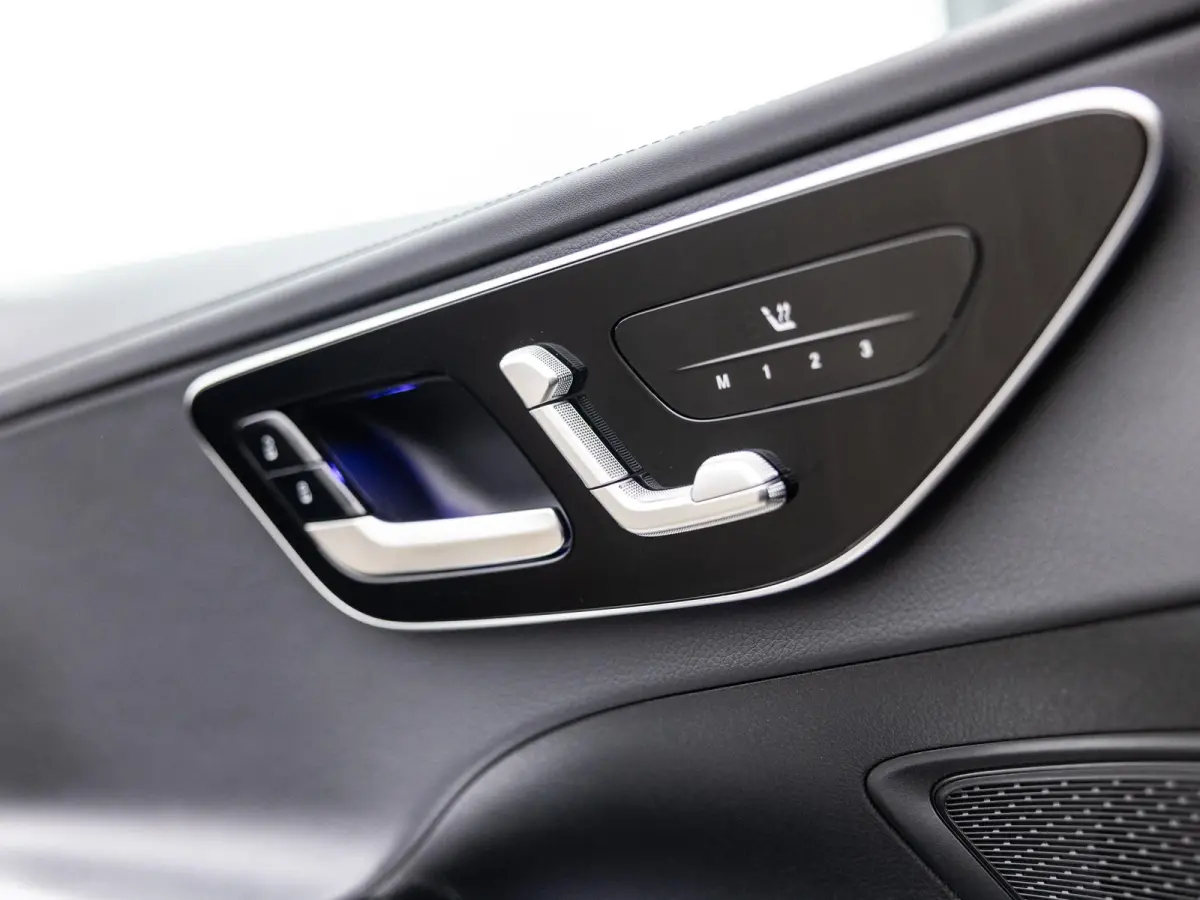 300 e AMG Line | NIGHT PAKKET | PANORAMA-SCHUIF-KANTELDAK | STOELMEMORY | KEYLESS ENTRY | APPLE CARPLAY | SFEERVERLICHTING | ACHTERUITRIJCAMERA | STOELVERWARMING | SOUNDSYSTEM |