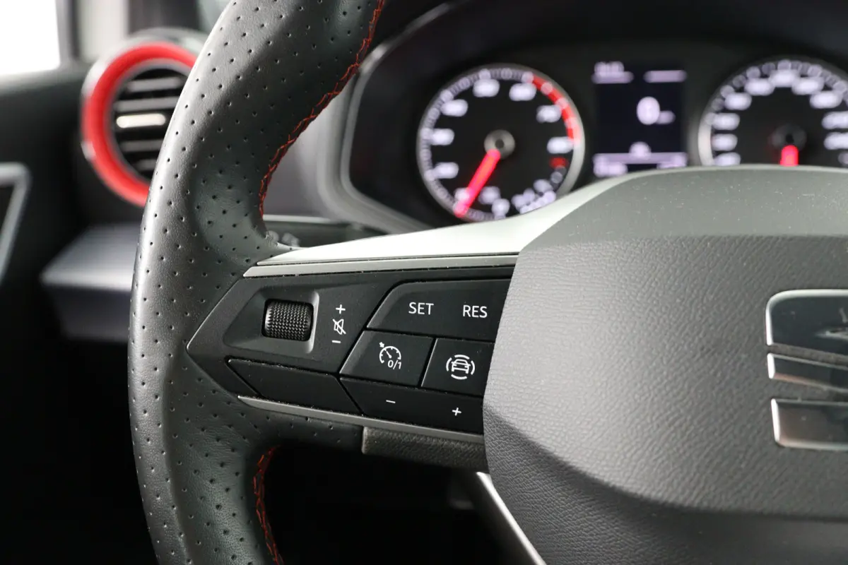 1.0 TSI FR | LED | Clima | Apple Carplay/Android Auto | Parkeersensoren V+A | Cruise | Lichtmetalen Velgen